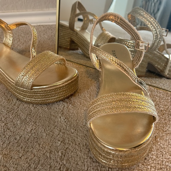 Gold platform sandals size 8 - Picture 3 of 7